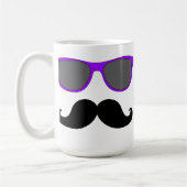 Schwarzer Schnurrbart und lila Sonnenbrille-Spaß Kaffeetasse (Links)