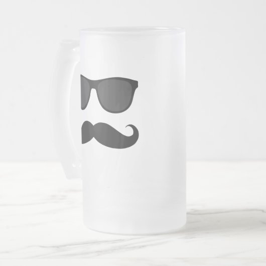 Schwarzer Schnurrbart und Mattglas Bierglas (Vorderseite Links)