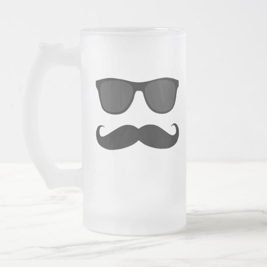 Schwarzer Schnurrbart und Mattglas Bierglas (Links)