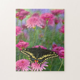 Schwarzer Schwalbenschwanz auf dunkelroter Blume Puzzle