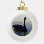 Schwarzer Schwan, der am Fluss schwimmt, Keramik Kugel-Ornament (Vorderseite)