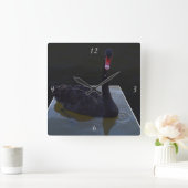 Schwarzer Schwan, der in einem großen Teich schwim Quadratische Wanduhr (Zuhause)