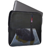 Schwarzer Schwan im Maßteich schwimmen, Laptopschutzhülle (Vorne Rechts)