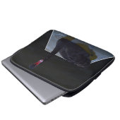 Schwarzer Schwan im Maßteich schwimmen, Laptopschutzhülle (Vorne Knopf)