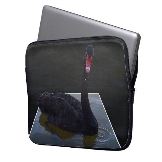 Schwarzer Schwan im Maßteich schwimmen, Laptopschutzhülle (Vorderseite Links)