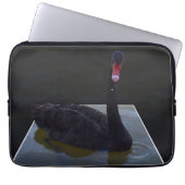 Schwarzer Schwan im Maßteich schwimmen, Laptopschutzhülle (Vorderseite)