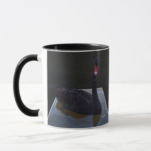 Schwarzer Schwan im Maßteich schwimmen, Tasse (Links)