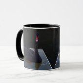 Schwarzer Schwan im Maßteich schwimmen, Tasse (Vorderseite Links)