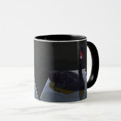 Schwarzer Schwan im Maßteich schwimmen, Tasse (VorderseiteRechts)