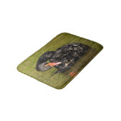 Schwarzer Schwan im Teich Badematte (Schrägansicht)