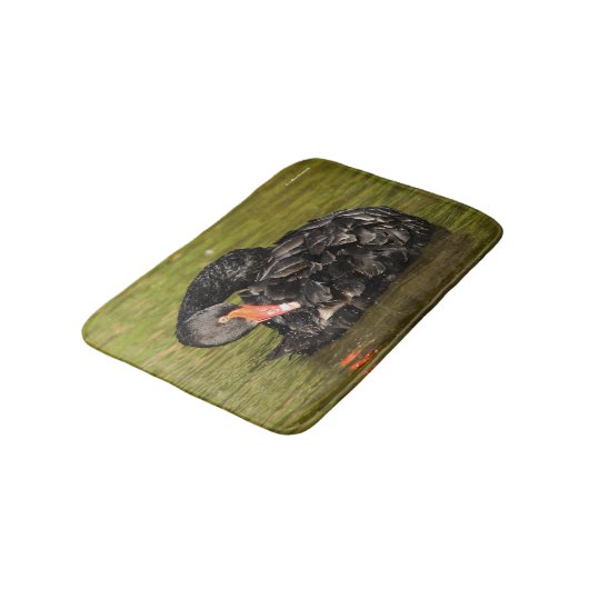 Schwarzer Schwan im Teich Badematte (Schrägansicht)