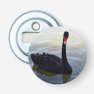 Schwarzer Schwan schwimmt auf dem Fluss, Flaschenöffner