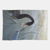 Schwarzer Schwan wird von Fisch angegriffen, Teetu Geschirrtuch (Horizontal)