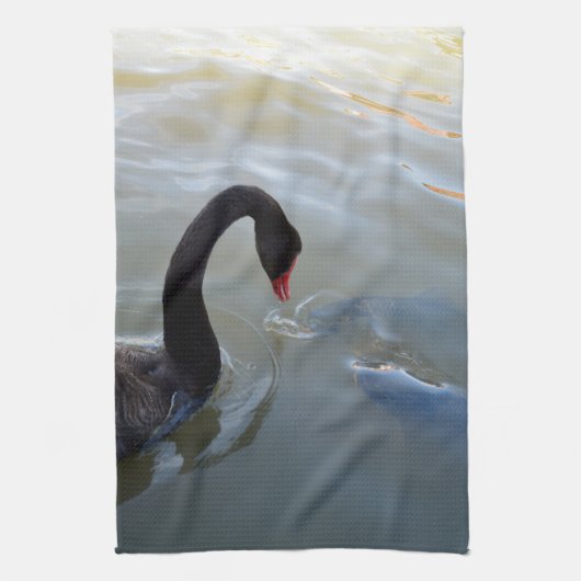 Schwarzer Schwan wird von Fisch angegriffen, Teetu Geschirrtuch (Vertikal)