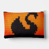 Schwarzer Schwanz in orangefarbenen Kunsthandwerk- Zubehörtasche (Rückseite)