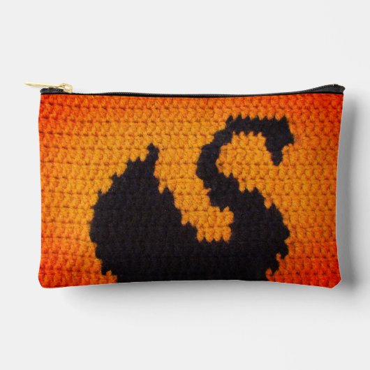 Schwarzer Schwanz in orangefarbenen Kunsthandwerk- Zubehörtasche (Vorderseite)