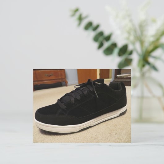 Schwarzer Skateboardschuh Postkarte (Stehend Vorderseite)
