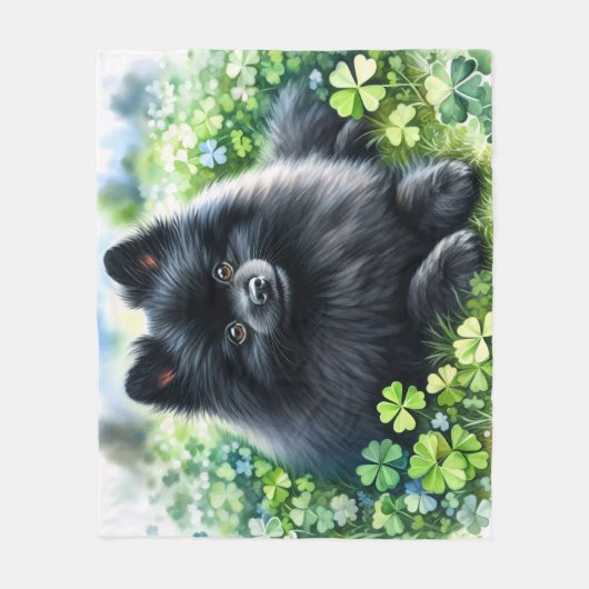 Schwarzer Spitz Grünes Kleeblatt Fleecedecke (Vorderseite)