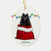Schwarzer Spitz Hund in der Geschenktasche Weihnac Keramik Ornament (Hinten)