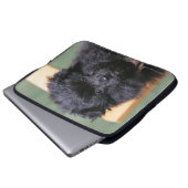 Schwarzer Spitz-Welpe Laptopschutzhülle (Vorne Knopf)