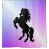 Schwarzer Stallion auf Lila Duschvorhang (Vorderseite)