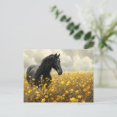 Schwarzer Stallion mit gelben Wildblumen Postkarte (Stehend Vorderseite)