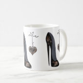 Schwarzer Stilett-Schuh und Herz Kaffeetasse (VorderseiteRechts)