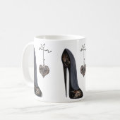 Schwarzer Stilett-Schuh und Herz Kaffeetasse (Vorderseite Links)