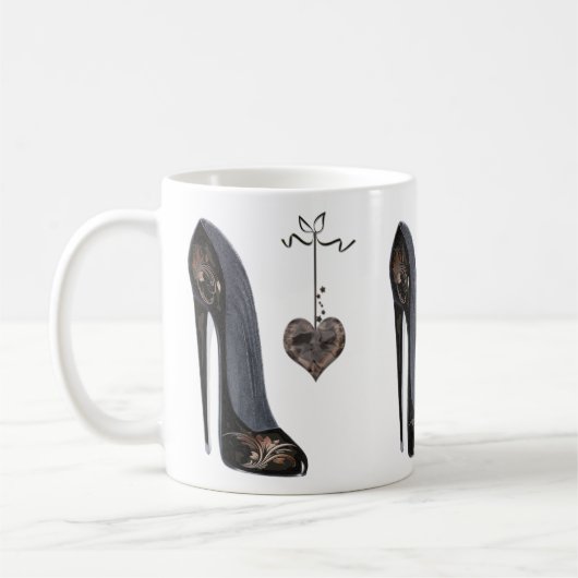 Schwarzer Stilett-Schuh und Herz Kaffeetasse (Links)