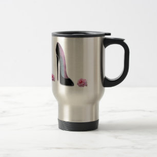 Schwarzer Stilett-Schuh und Rose Reisebecher