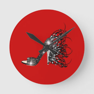 Schwarzer Stiletto auf Rot Runde Wanduhr