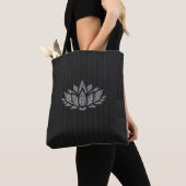 Schwarzer Streifen u. graue Tasche (Von Nahem)