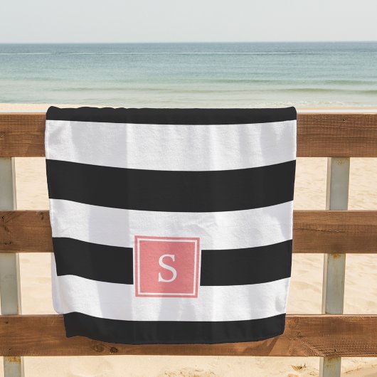 Schwarzer Streifen und Korallenmonogramm Strandtuch