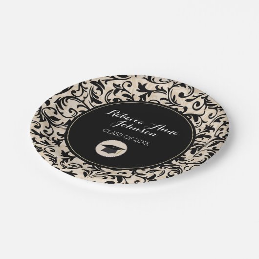 Schwarzer Strudel-Damast auf TAN, personalisierter Pappteller (Schrägansicht)