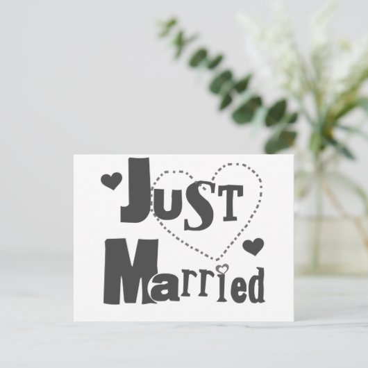 Schwarzer Text mit Herz nur verheiratet Ankündigungspostkarte (Stehend Vorderseite)