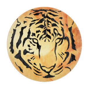 Schwarzer Tiger auf fiery Orange Schneidebrett