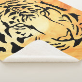 Schwarzer Tiger auf fiery Orange Sherpadecke (3/4)