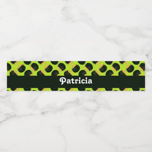 Schwarzer Topf mit goldenen Münzen auf grün Wasserflaschenetikett (Einzelnes Label)