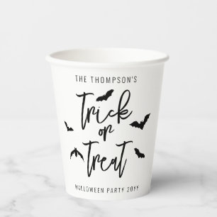 Schwarzer Trick oder Behandlung Typografie Flederm Pappbecher