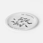 Schwarzer Trick oder Behandlung Typografie und Hal Pappteller (Schrägansicht)