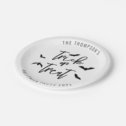 Schwarzer Trick oder Behandlung Typografie und Hal Pappteller (Schrägansicht)