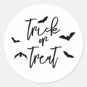 Schwarzer Trick-or-Treat-Text mit Halloween-Fleder Runder Aufkleber