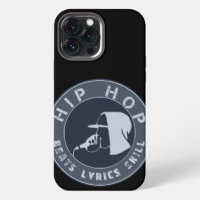 Schwarzer Typ im Hoodie Rapping auf dem Mic