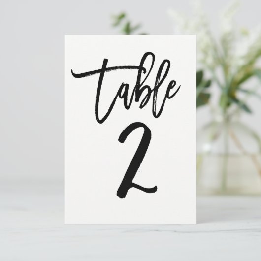 Schwarzer Typ Trendy Moderne Script Tischnummer 2 (Stehend Vorderseite)