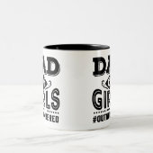 Schwarzer Typografie-Vater von Mädchen Ausstehend Zweifarbige Tasse (Mittel)