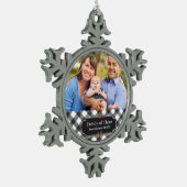 Schwarzer u. weißer Büffel-karierte Schneeflocken Zinn-Ornament (Links)