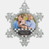 Schwarzer u. weißer Büffel-karierte Schneeflocken Zinn-Ornament (Vorderseite)