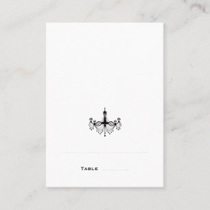 Schwarzer u. weißer Leuchter gefaltete Platzkarten