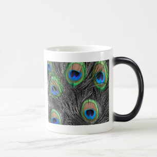 Schwarzer u. weißer Pfau versieht Tasse mit Feder