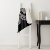 Schwarzer u. weißer Schädel und Gewehre Sherpadecke (Beispiel)